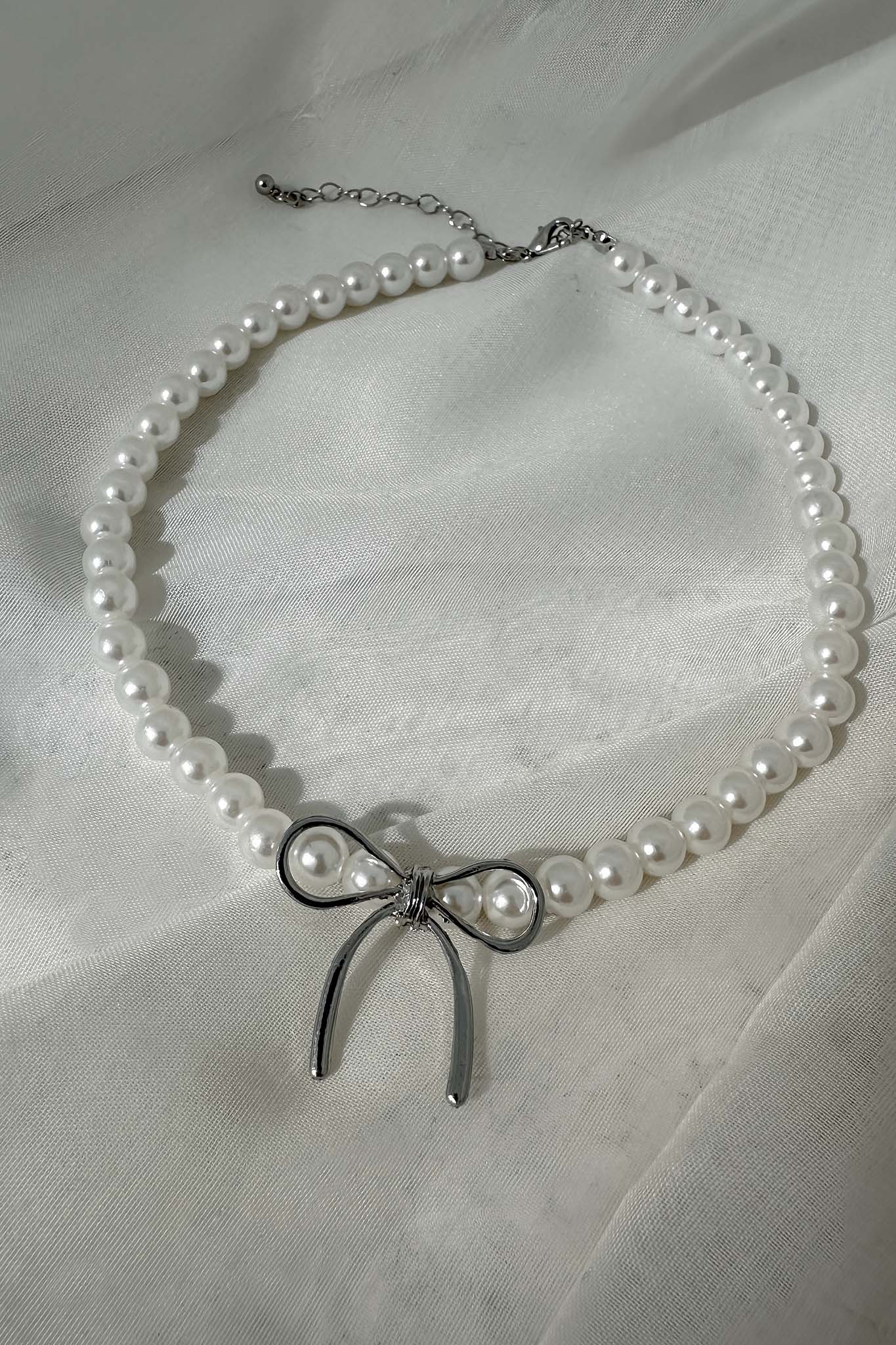 Collier en perles avec accent nœud Daydream Argent