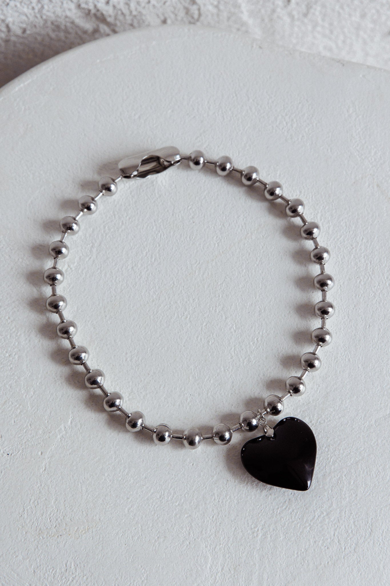 Collier Grand Cœur en Perles Argentées Lee Noir