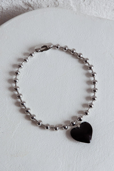 Collier Grand Cœur en Perles Argentées Lee Noir